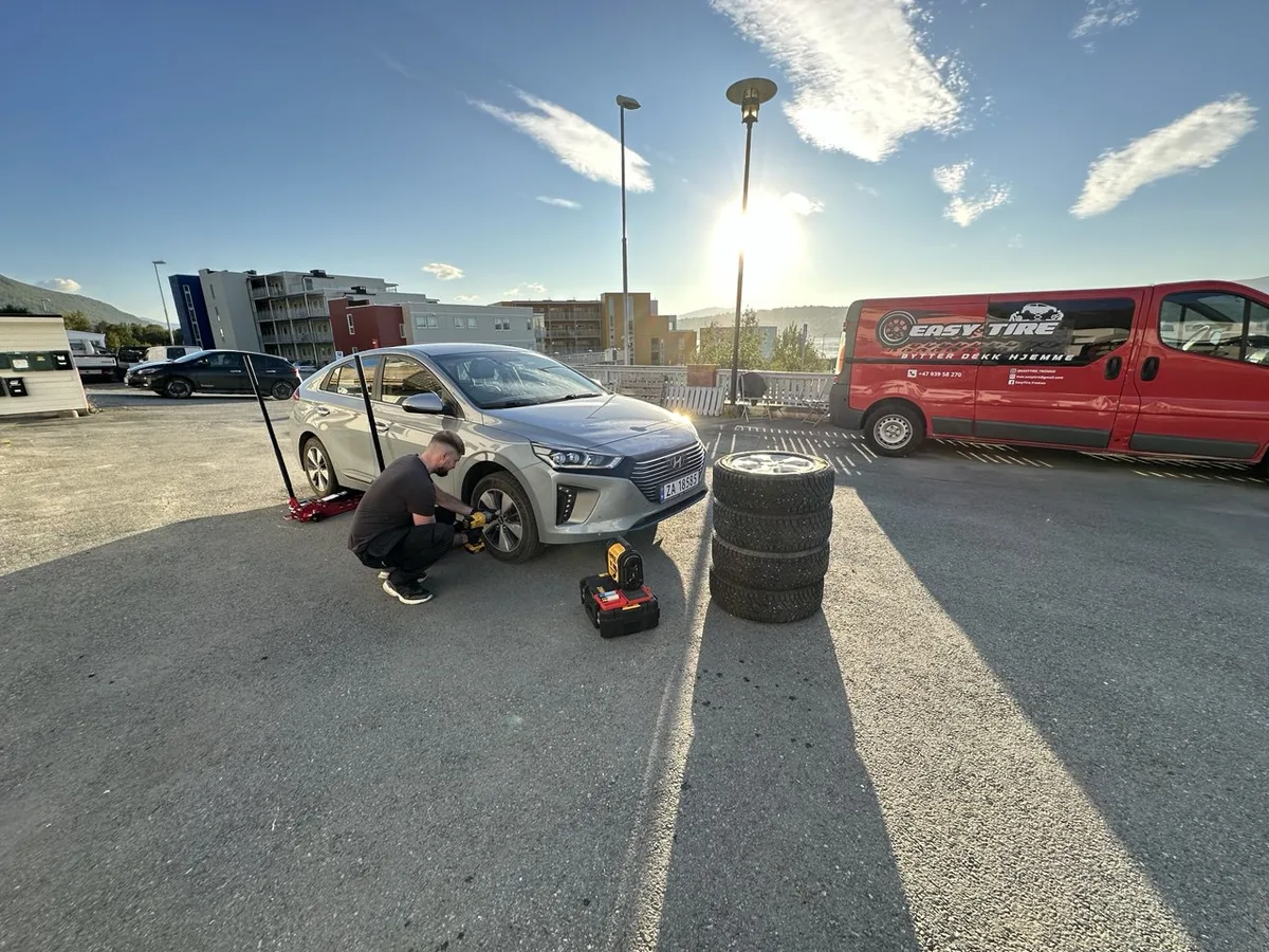 EasyTire utfører dekkskift hjemme hos kunden